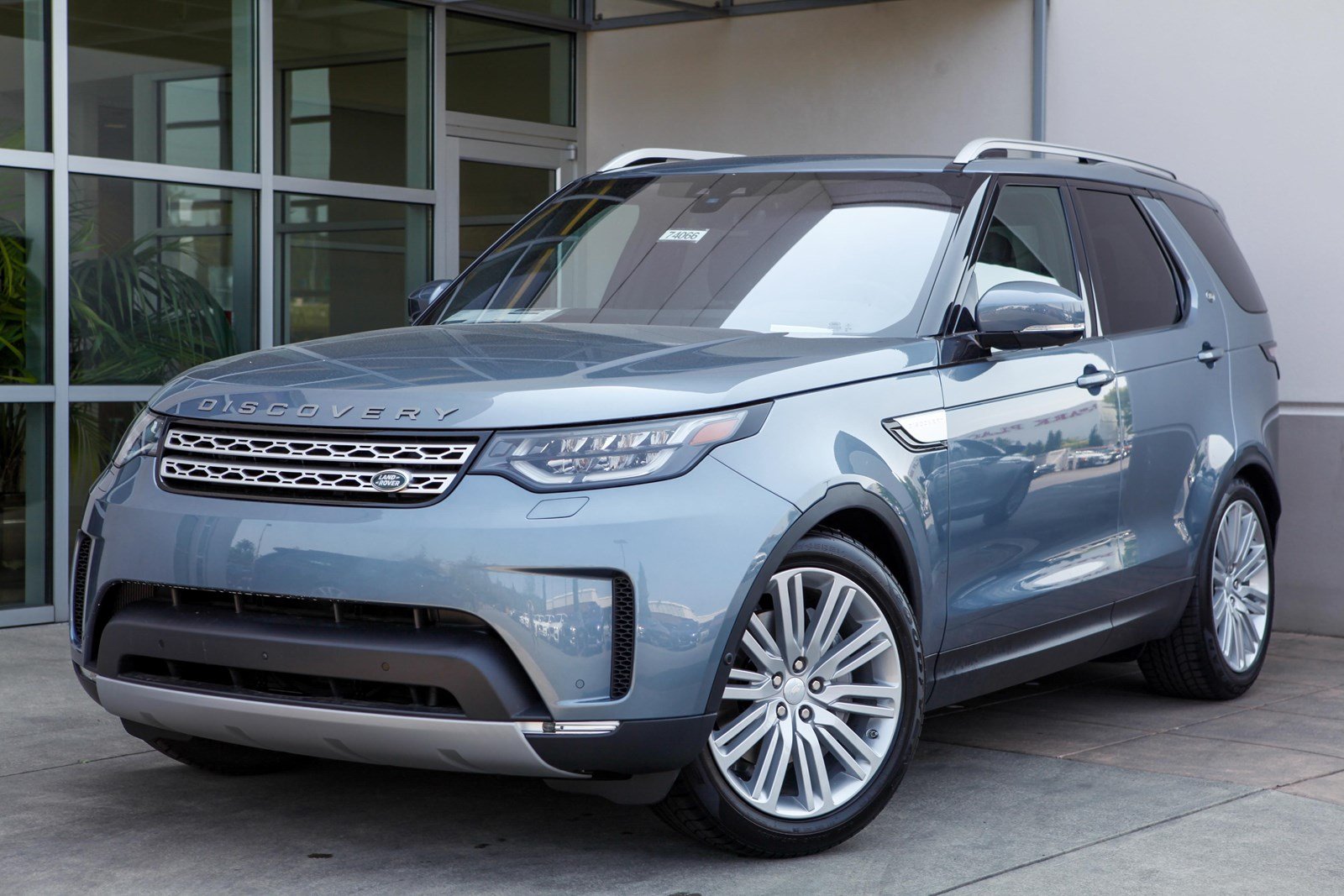 New 2018 Land Rover Discovery HSE Sport Utility in